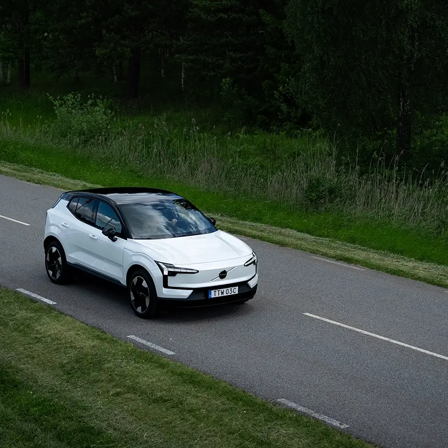 Bild på elev som kör en Volvo EX30 i vit färg på Gillinge halkbana.