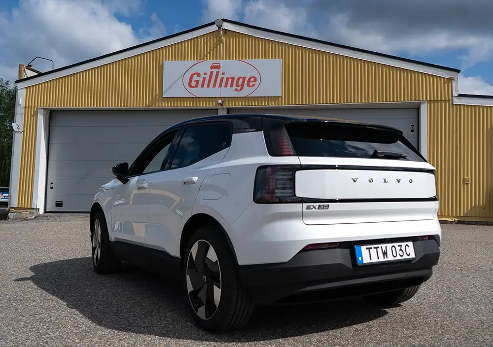 Bild på elev som kör en Volvo EX30 i vit färg på Gillinge halkbana.