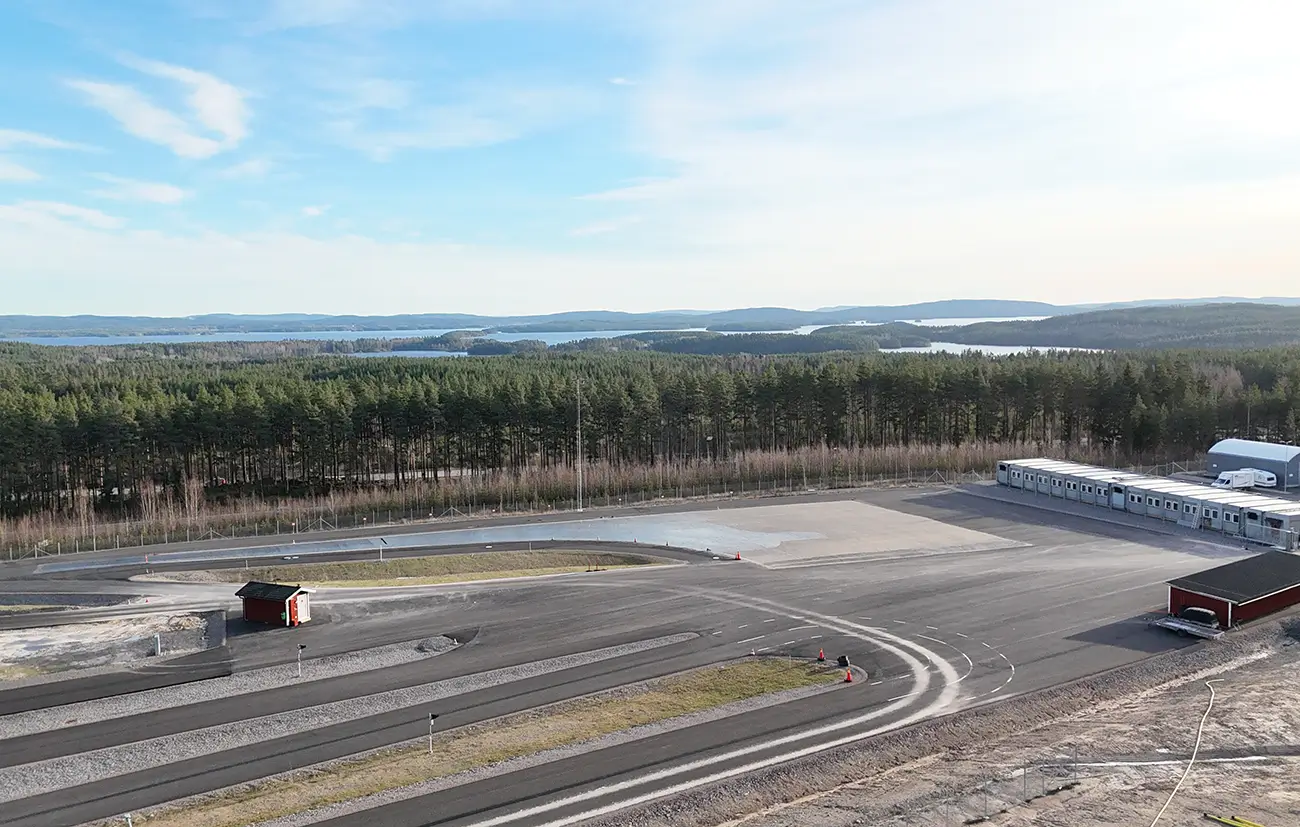 Bild på elev som kör en Volvo EX30 i vit färg på Gillinge halkbana.